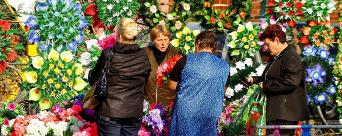 У Мукачеві заборонили продаж штучних пластмасових квітів, вінків, корзин