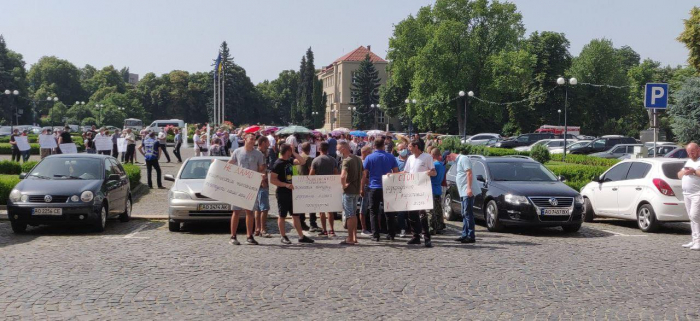 В Закарпатті проходить сесія обласної ради – люди вийшли з протестом
