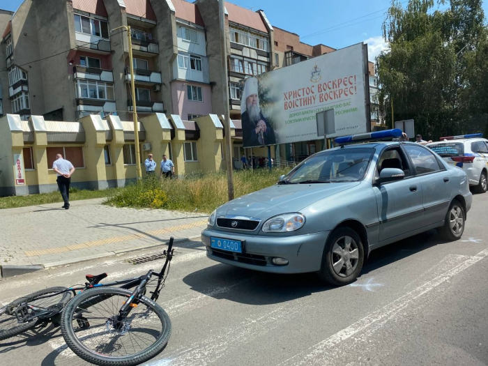 Ужгород: поліцейський збив велосипедиста на пішохідному переході