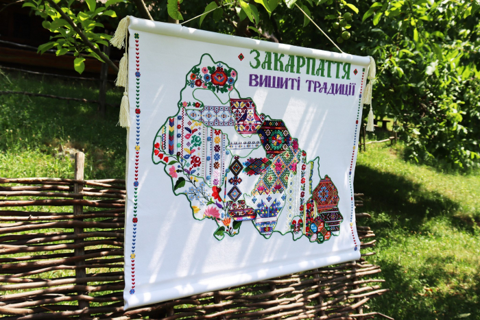 Ужгородський скансен отримав унікальний подарунок - вишиту карту Закарпаття