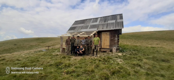 На Рахівщині у горах відновили мисливський будиночок