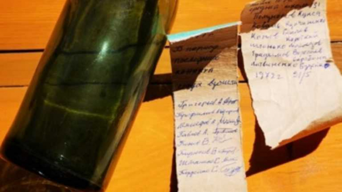 "Капсула часу": на Говерлі знайшли пляшку із записками 50-річної давнини (ФОТО)