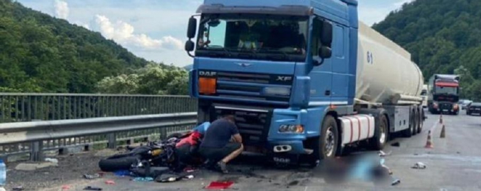 Смертельна ДТП на Закарпатті: мотоцикл зіткнувся з вантажівкою
