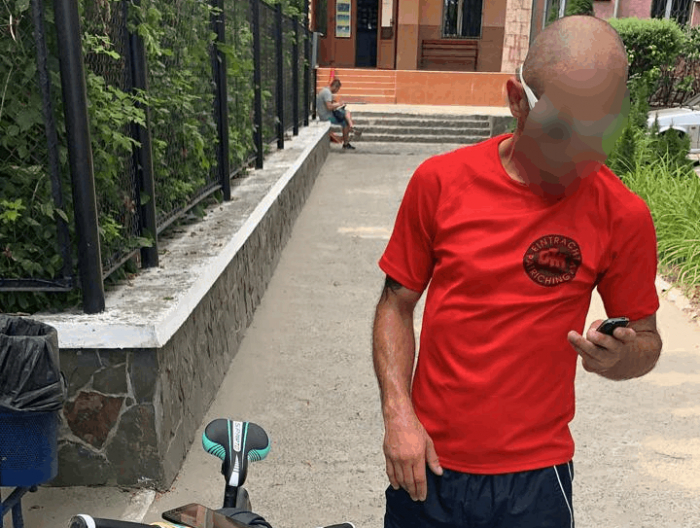 Поліцеські Ужгорода швидко розшукали зловмисника, який пограбував малолітніх дітей