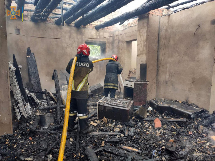 Сусідам не вдалося зупинити вогонь: пожежа знищила будинок на Ужгородщині