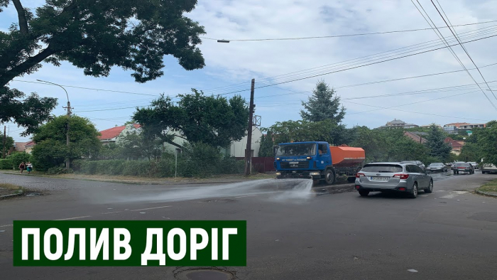 Зранку та в обід комунальники поливають дороги Ужгорода