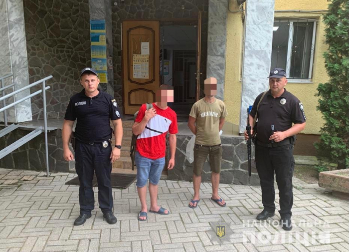 "Озброєні" іграшковими автоматами чоловіки, "підняли на ноги" поліцію Іршави (ФОТО)