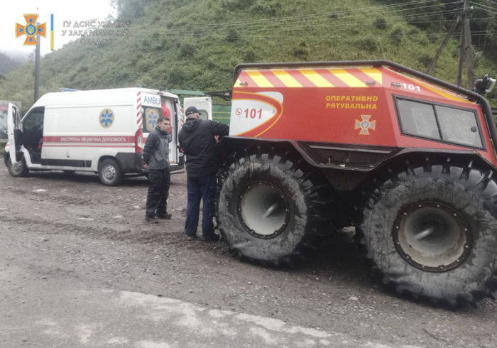 В горах на Закарпатті рятувальники надали допомогу двом травмованим туристам