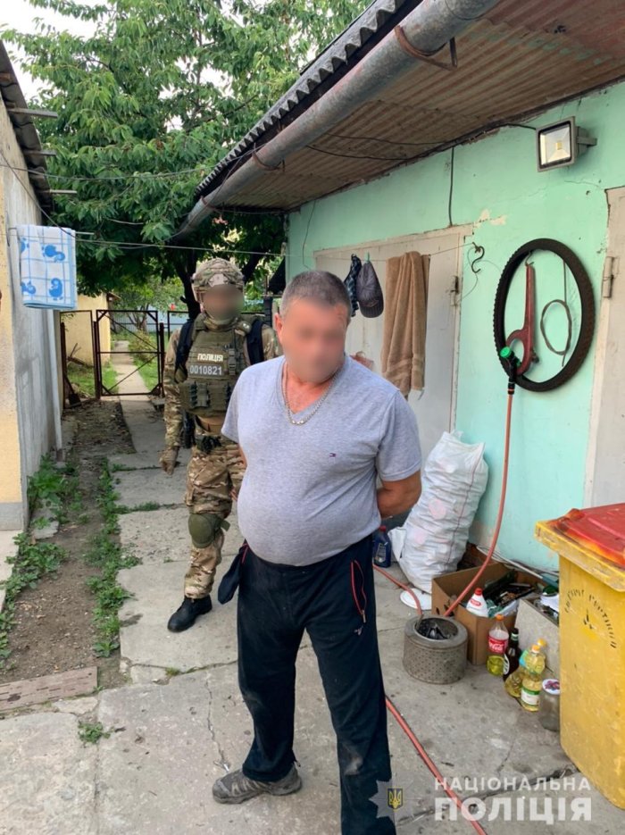Поліцейські Берегівщини під час обшуку виявила у підозрюваного зброю та наркотики