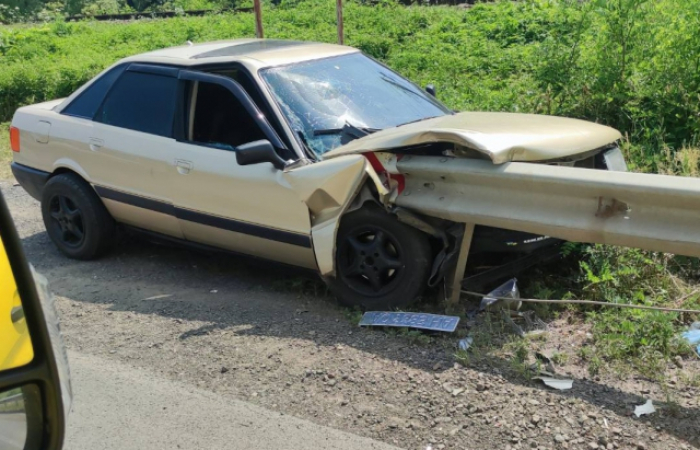 ДТП на Мукачівщині: Audi влетіла у відбійник