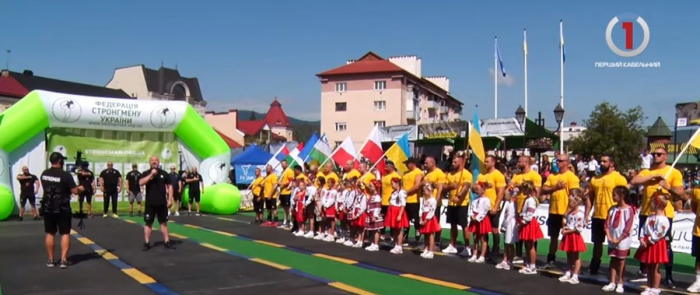 На Закарпатті зустрілися найсильніші чоловіки світу (ВІДЕО)