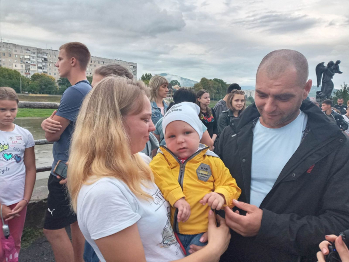 Живий ланцюг на підтримку Павлика Мотички в Мукачеві зібрав близько 2000 осіб