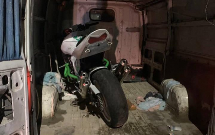 Перевозив мотоцикл без документів: на Закарпатті затримали водія (ФОТО)