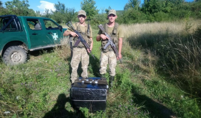 На Закарпатті впіймали цигаркового контрабандиста та знайшли сховок (ФОТО)