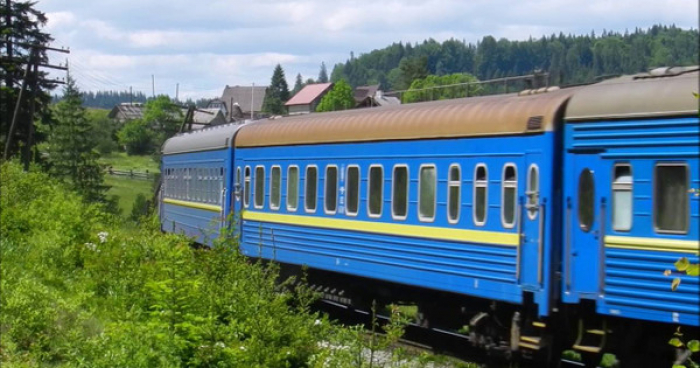 Пасажирський потяг Рахів – Київ зійшов з рейок