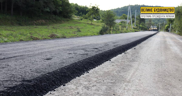 На Свалявщині триває ремонт дороги територіального значення