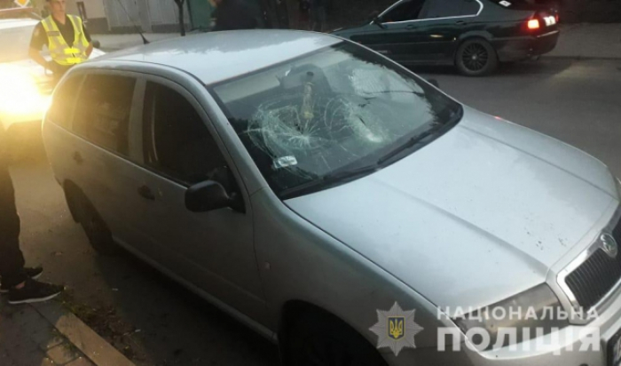Розбірки "по-мукачівськи": 2 чоловіків посварились з водієм Skoda, розбили скло та прокололи колеса (ФОТО)