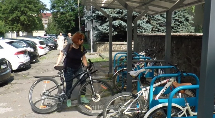 В Ужгороді облаштували сучасні велопарковки. Що кажуть велосипедисти (ВІДЕО)