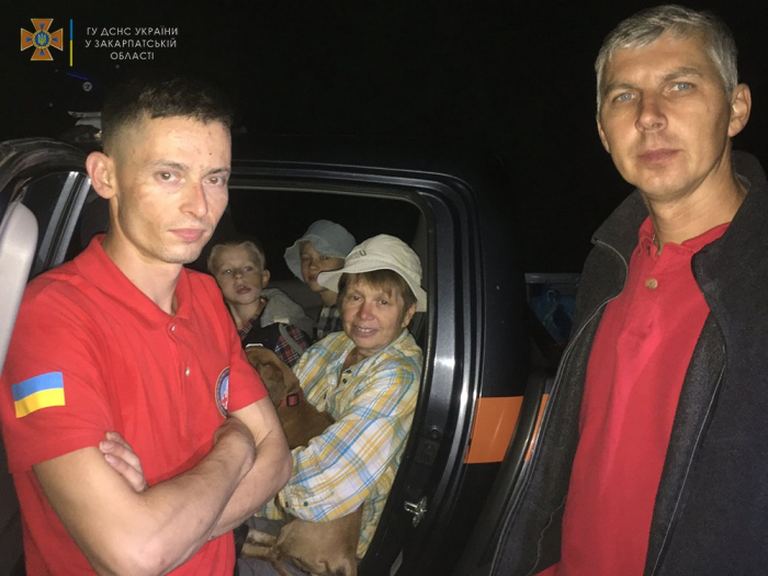 На Ужгородщині розшукали жінку з двома дітьми, що заблукали на Анталовецькій поляні (ФОТО)