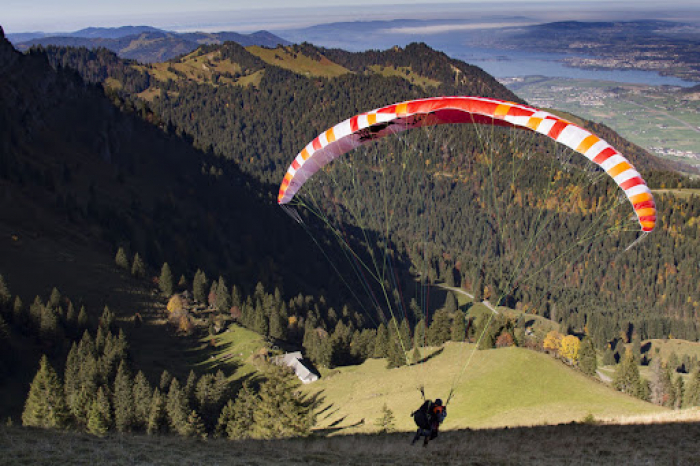 У горах Закарпаття туристи все частіше обирають активний відпочинок на парапланах