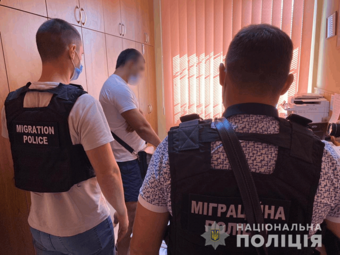 Поліція Закарпаття викрила чоловіка, який незаконно перебував на території України та надавав послуги перекладача