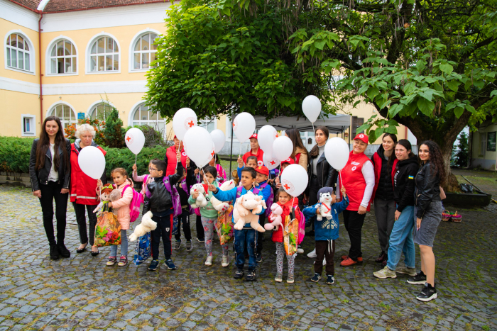 Ужгородським першокласникам із малозабезпечених родин вручили портфелики зі шкільним приладдям