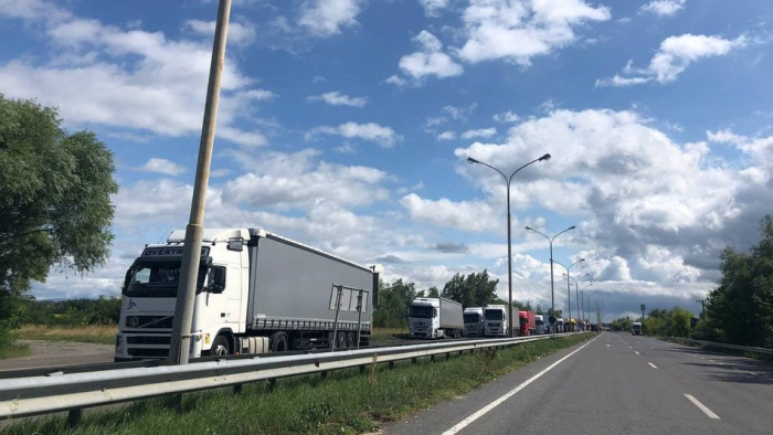 Близько 350 вантажівок стоять у черзі до КПП "Тиса" в Ужгороді