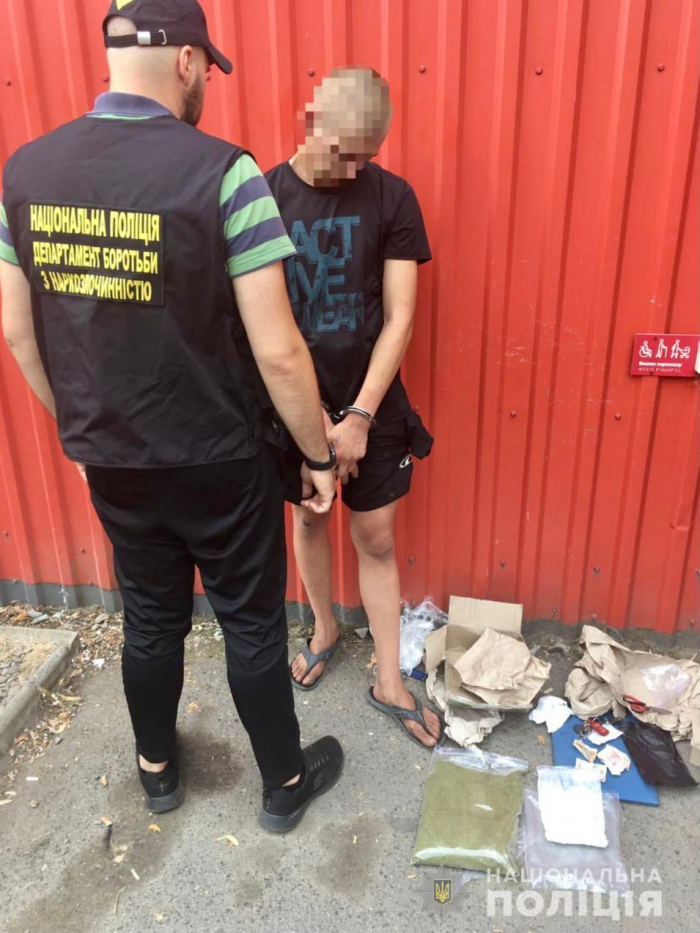 В Ужгороді затримали чоловіка з наркотиками на майже 200 тисяч гривень (ФОТО)