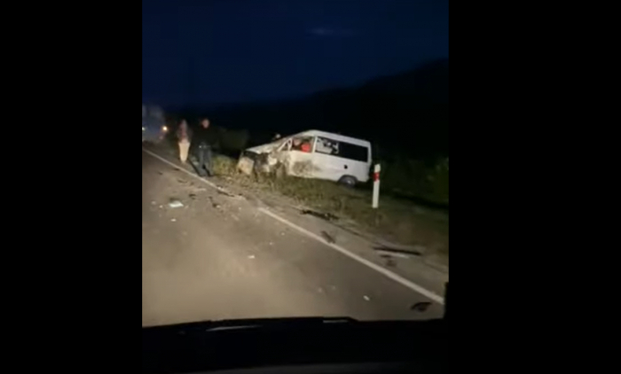 На Хустщині зіштовхнулися три мікроавтобуси, один опинився в кюветі (ВІДЕО)