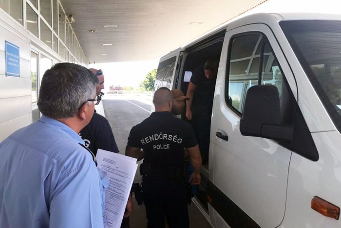 Угорським правоохоронцям передали зловмисника з Тунісу