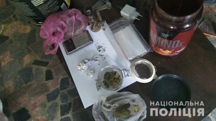 Поліцейські Закарпаття вилучили у мукачівця чверть кілограма марихуани та стебла коноплі