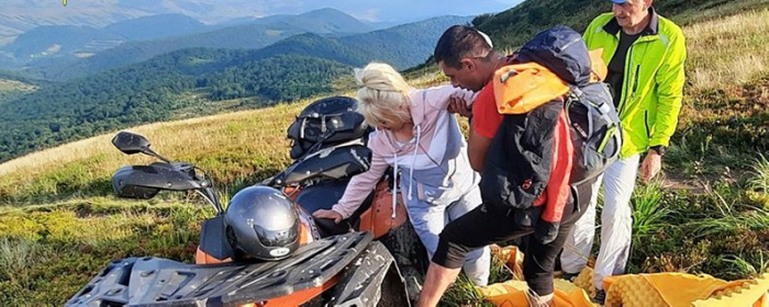 Травмували ноги: в Карпатах рятувальники допомогли двом туристкам