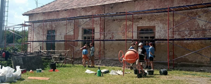Волонтери БУРу ремонтують конюшню та гостьову кімнату в замку Сент-Міклош на Мукачівщині (ВІДЕО)