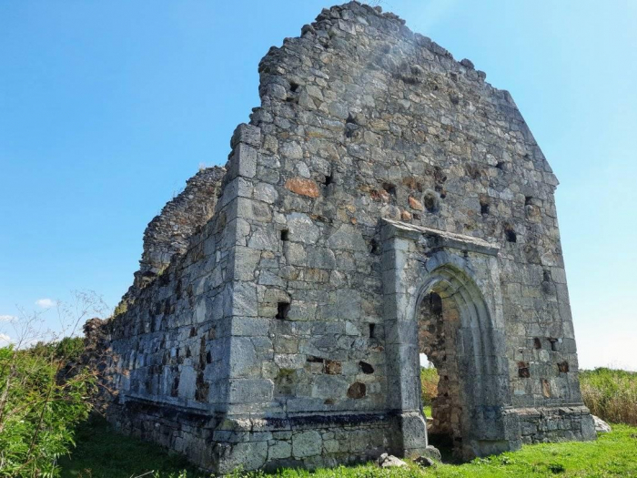 Закарпаття: руїни старовинного храму у селі Мужієво