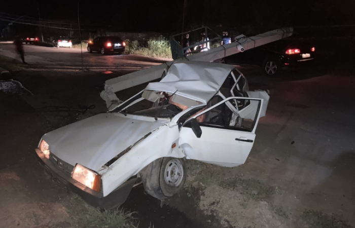 Аварія на Мукачівщині: електричний стовп розтрощив легковик