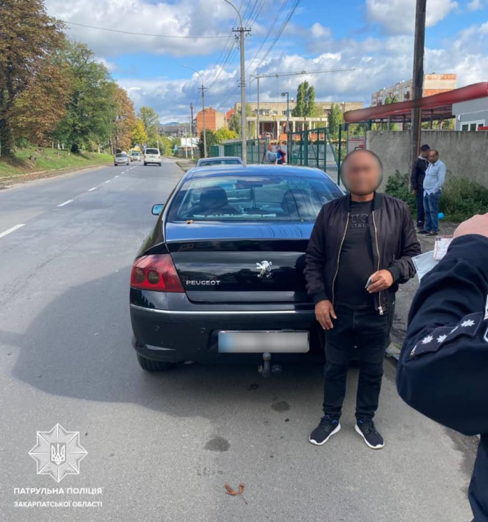 Ужгородські патрульні затримали водія, що пропонував їм хабаря