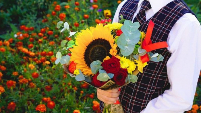 Школи на Закарпатті відмовилися від квітів на 1 вересня задля порятунку двох дітей
