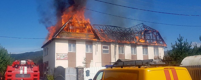 На Мукачівщині горить двоповерховий готель