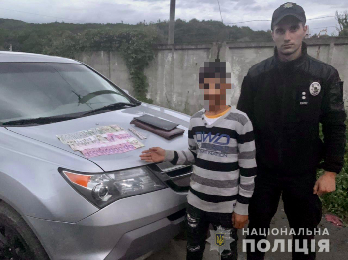 Ужгородські поліцейські розшукали юнака, який викрав з каси магазину 2 тисячі доларів