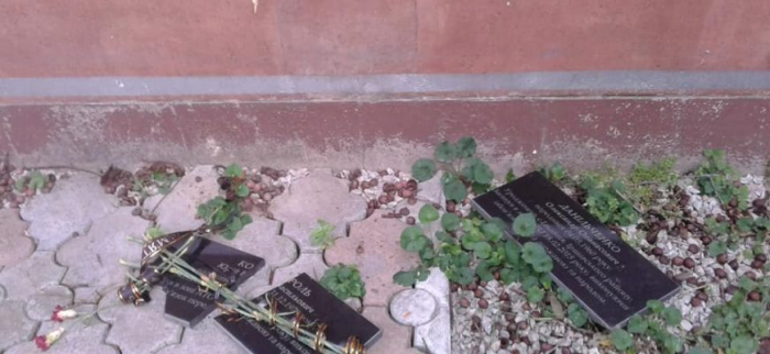 В Іршаві зірвали й розбили дві меморіальні плити Героям АТО (Фото)
