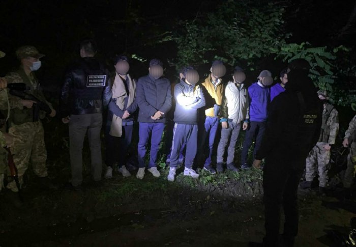 На Закарпатті прикордонники та поліцейські затримали восьмеро нелегалів