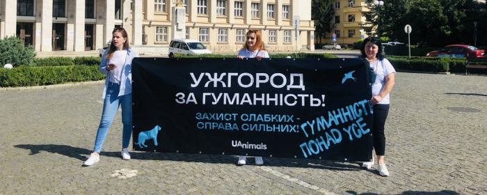 "Ні" дельфінаріям і жорстокому поводженню з безпритульними: в Ужгороді провели зоозахисний марш (ВІДЕО)