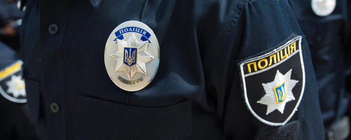 Вдарили поліцейську: в Ужгороді затримали чоловіка і жінку