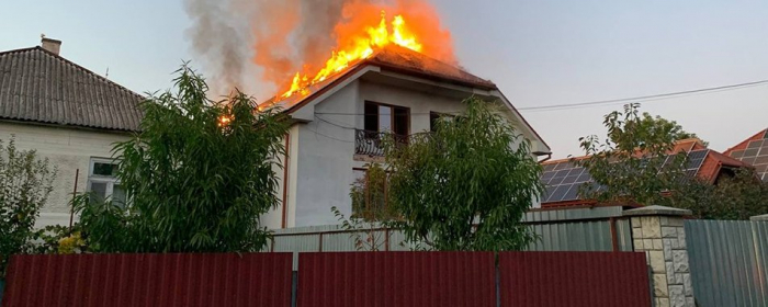 Пожежа на Мукачівщині: згорів дах будинку та 40 сонячних батарей
