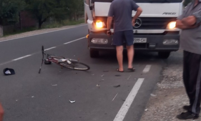 Неподалік Мукачева вантажівка збила велосипедиста