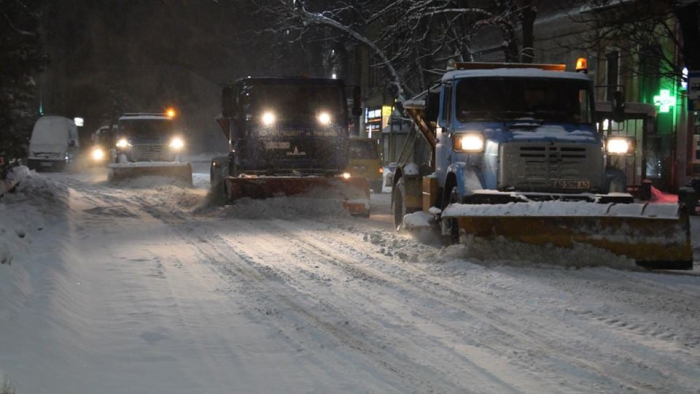 Погіршення погоди: в Ужгороді ввечері та вночі працюватиме снігоприбиральна техніка
