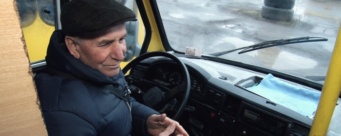 "Отримую задоволення": Василь Пасічник працює водієм автобуса в Ужгороді понад 50 років