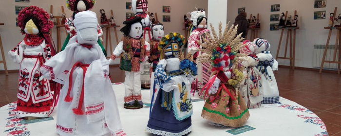 Виставку ляльок в традиційних костюмах країн світу відкрили в Ужгороді