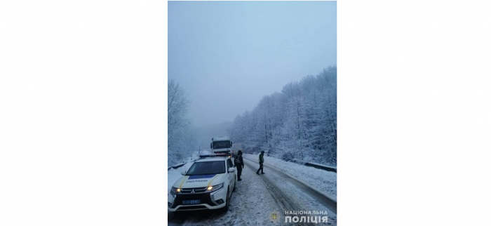 На Закарпатті водій вантажівки потрапив у сніговий замет (ФОТО)