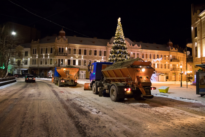 Дев’ять спецмашин прибирають сніг в Ужгороді